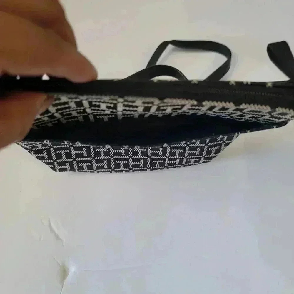 TOMMY HILFIGER MONOGRAM CROSSBODY MESSENGER BAG PURSE Black/White Gold Hardware - Picture 5 of 9
